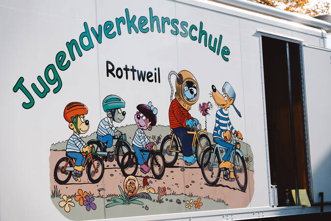 Das Logo der Jugendverkehrsschule Rottweil mit einer zeichnerischen Darstellung von Kindern auf dem Fahrrad