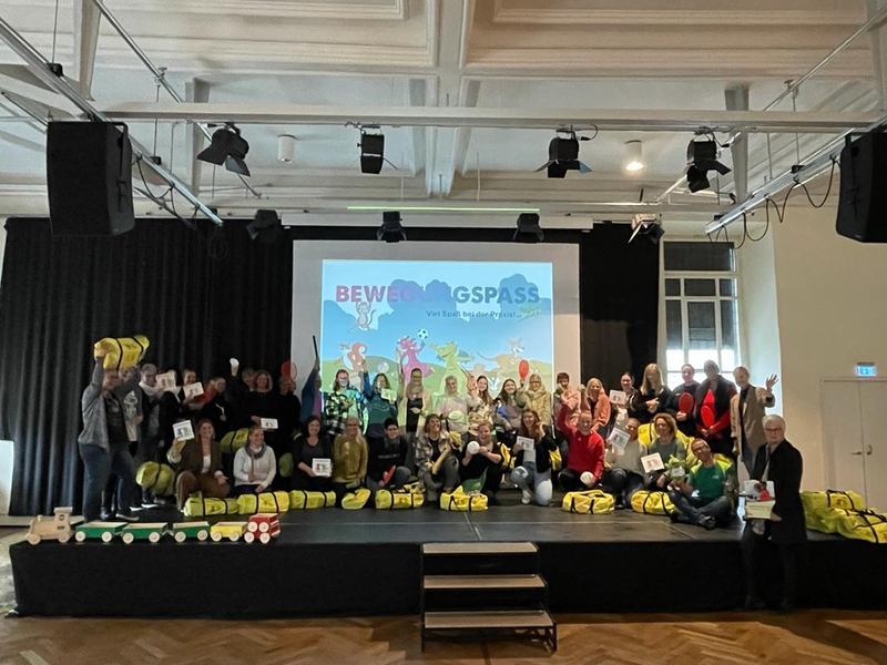 Ein Gruppenbild von Erzieherinnen bei der Zertifizierung im Rahmen des Projekt Bewegungspass