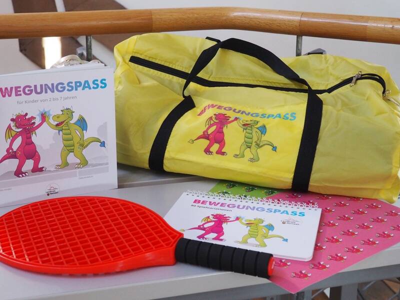 Die Materialien des Bewegungspasses inklusive Bewegungspass-Heft, Bewegungspass-Tasche, Bewegungspass-Sticker und Schläger