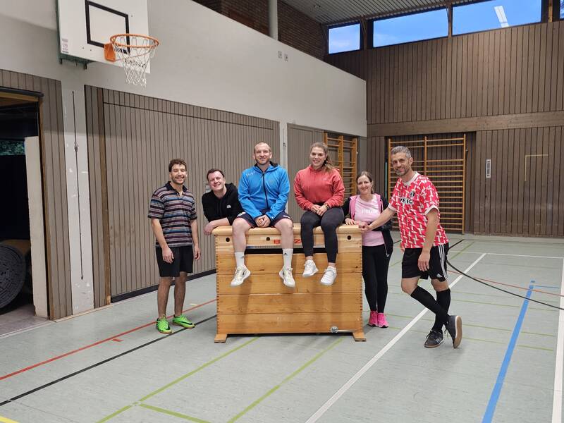 Ein Gruppenbild in einer Sporthalle mit Teilnehmern und Organisatoren des Projekts Nacht Aktiv